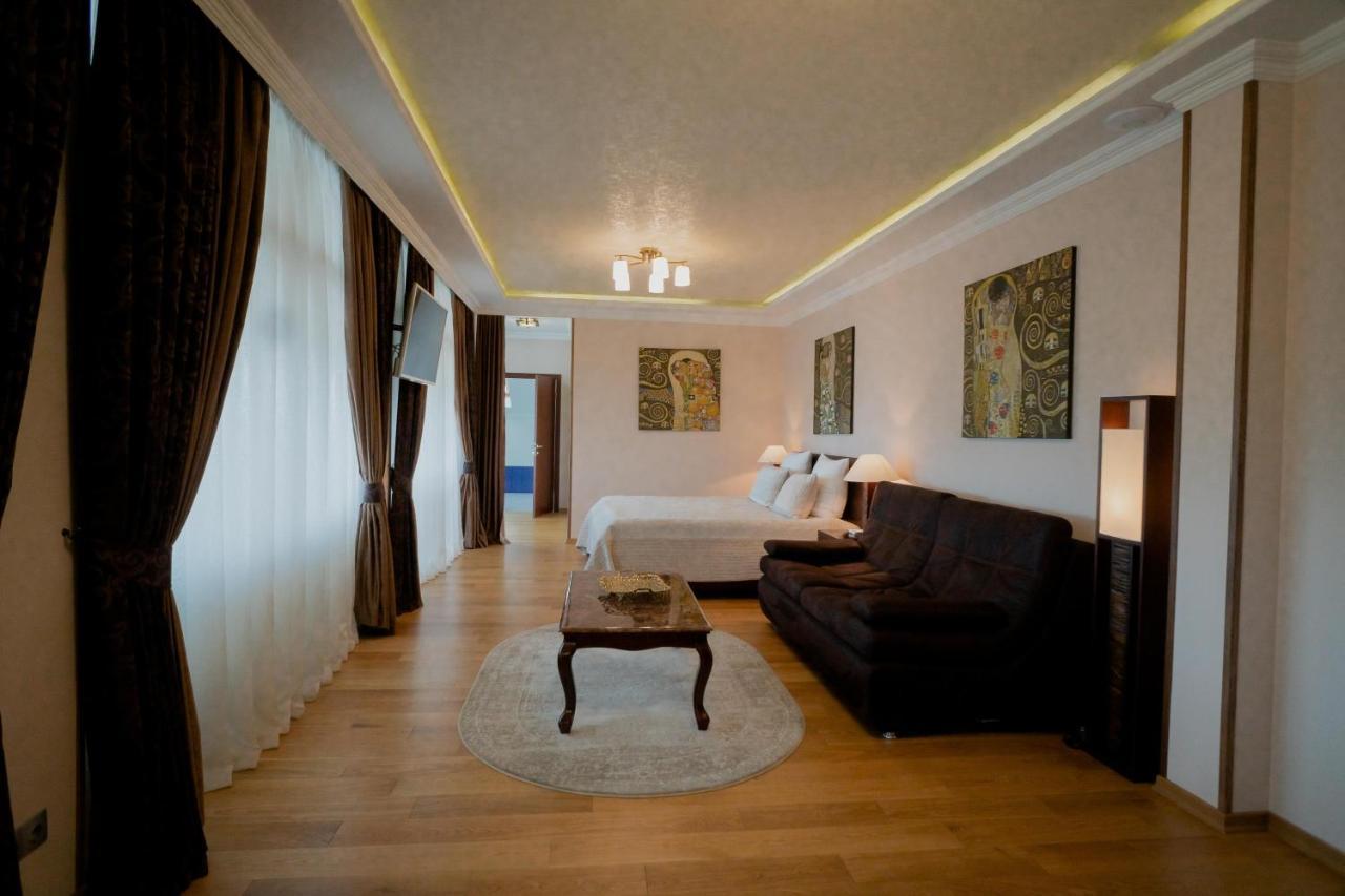 Leon Boutique Hotel Сухумі Екстер'єр фото