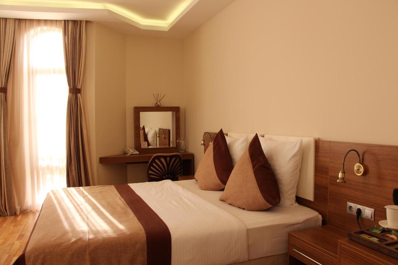 Leon Boutique Hotel Сухумі Екстер'єр фото