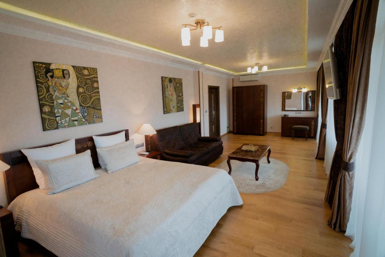 Leon Boutique Hotel Сухумі Екстер'єр фото