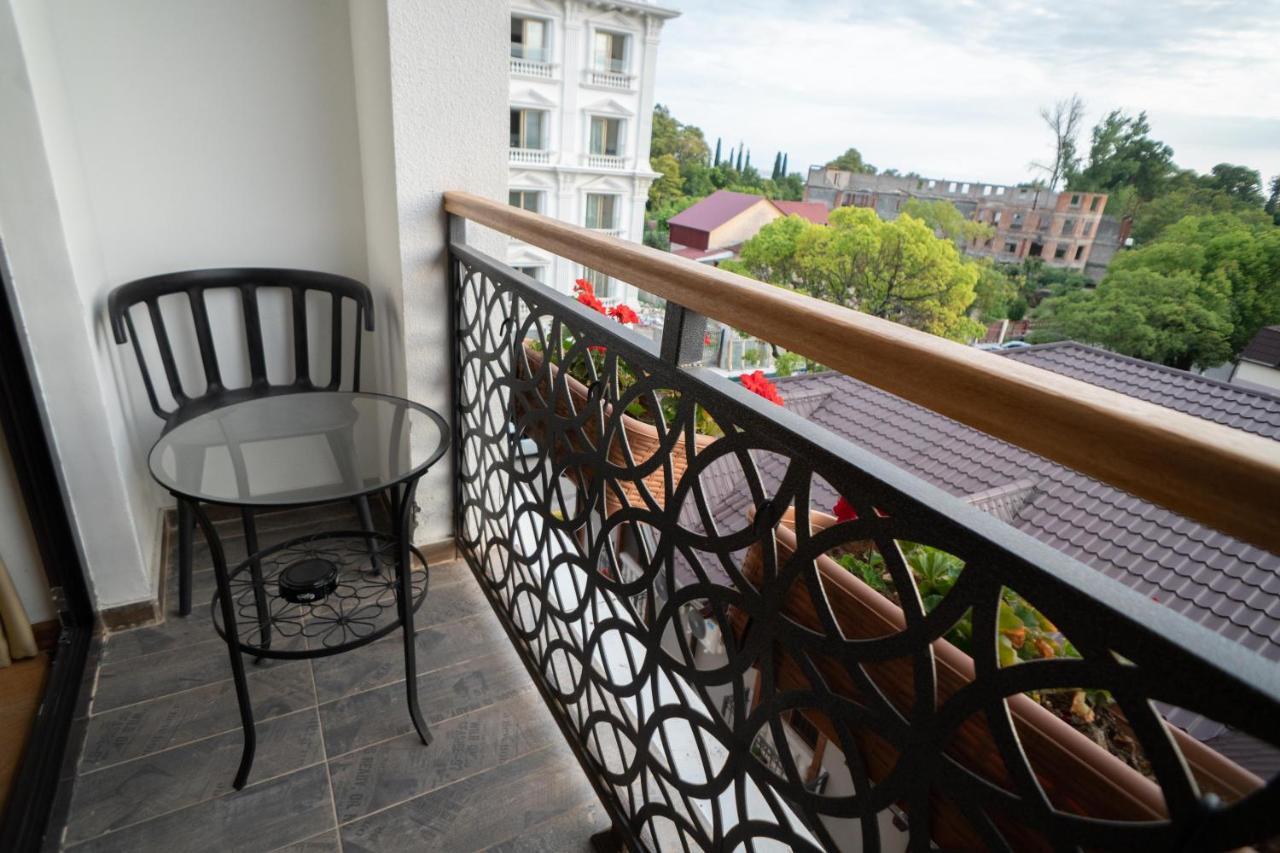 Leon Boutique Hotel Сухумі Екстер'єр фото