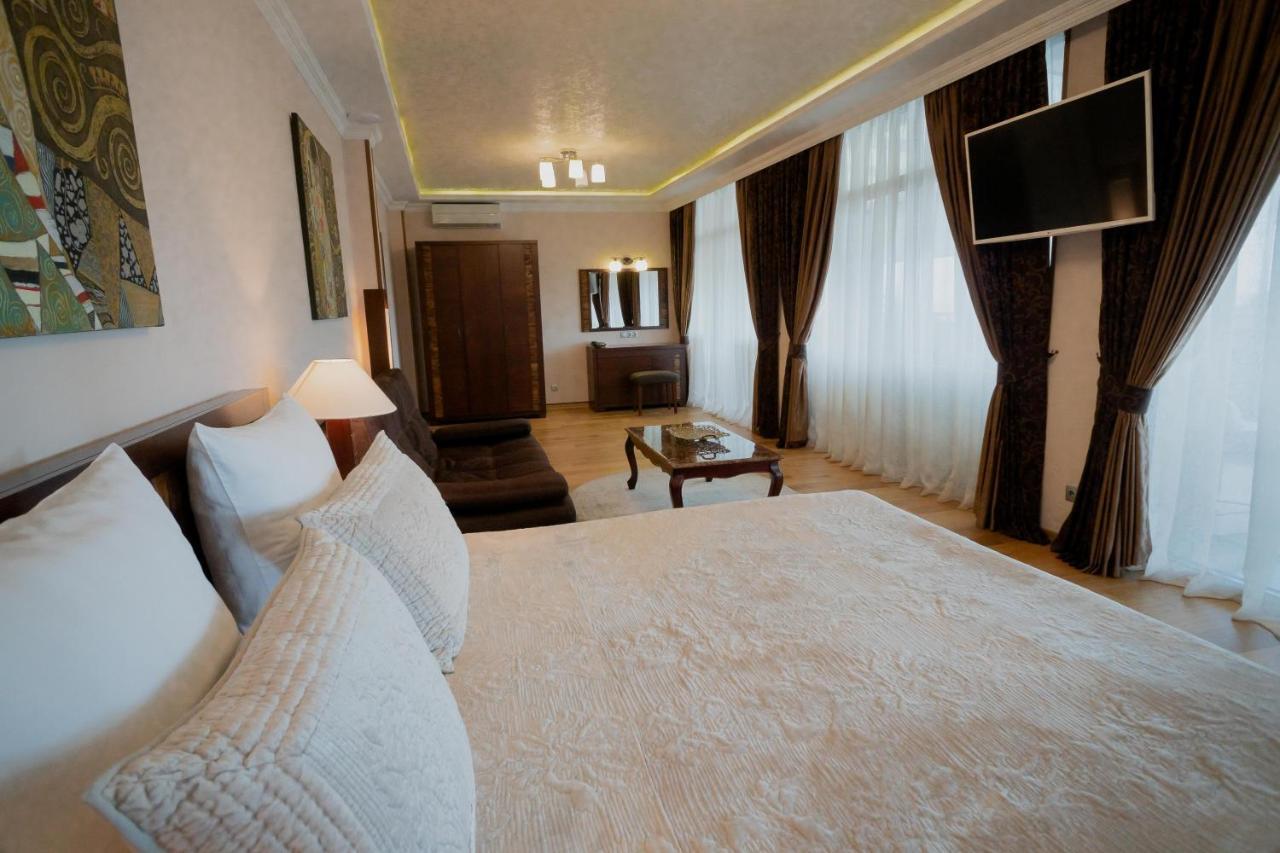 Leon Boutique Hotel Сухумі Екстер'єр фото