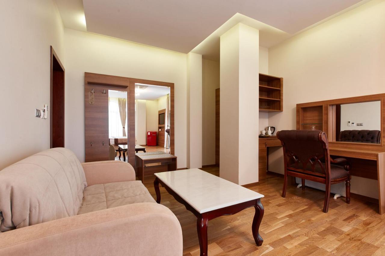 Leon Boutique Hotel Сухумі Екстер'єр фото