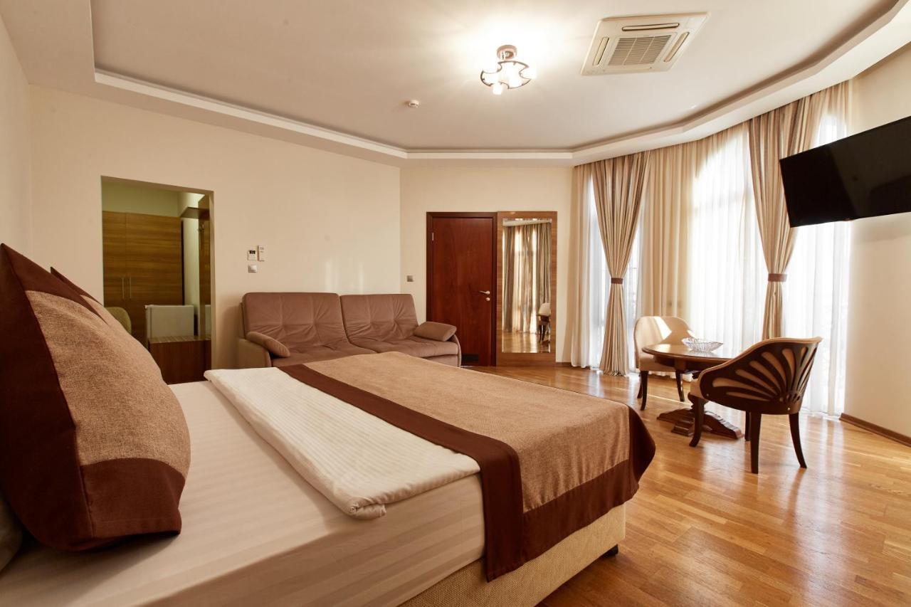 Leon Boutique Hotel Сухумі Екстер'єр фото