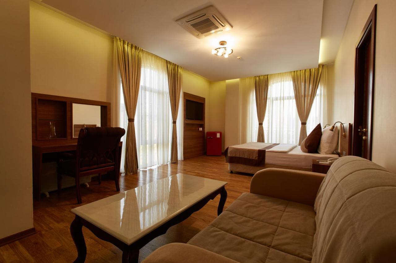 Leon Boutique Hotel Сухумі Екстер'єр фото